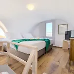 فيلة Crystal Santorini